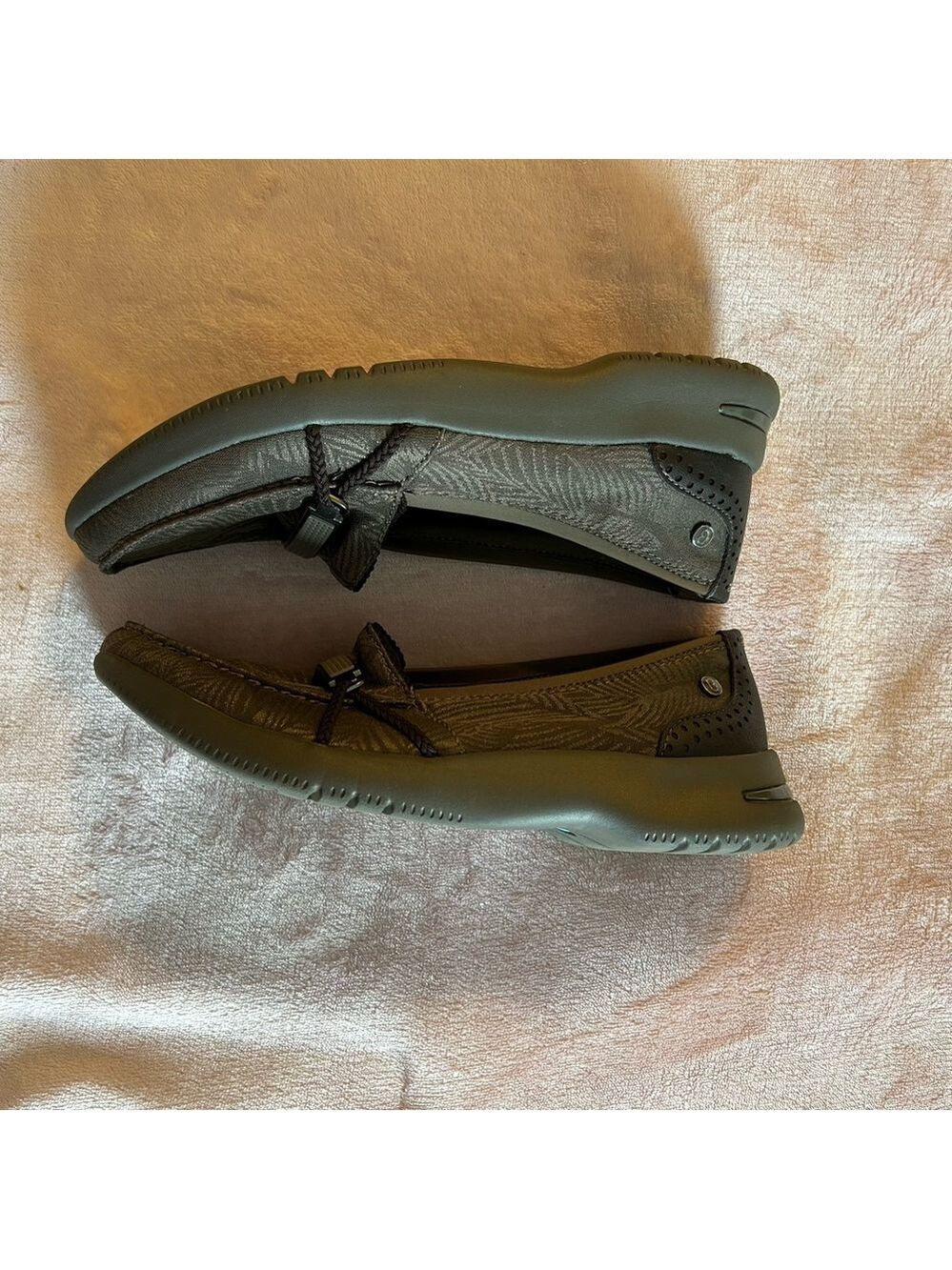 BZEES Abby light brown slip on loafers flats with leaf print size 8W - Picture 4 of 8